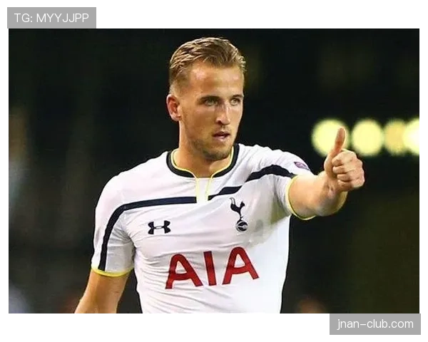 哈里·凯恩训练完直接去接娃，西装都没换，这爹当得比进球还稳