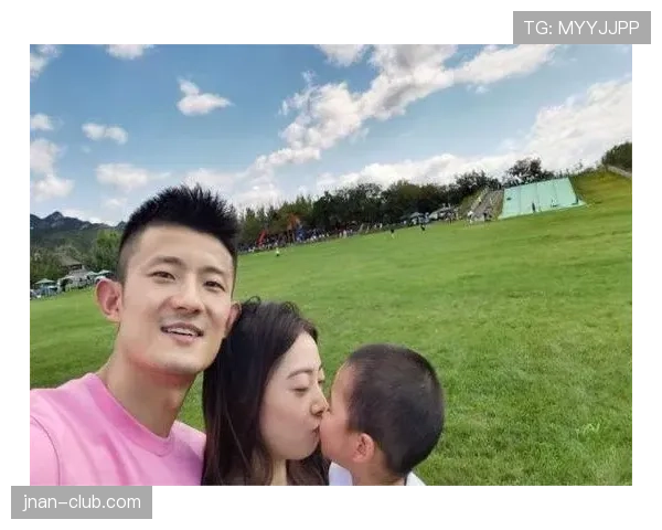谌龙退役后在家带娃，老婆王适娴晒照：这男人连尿布都叠成羽毛球拍形状